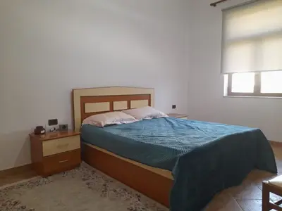Apartament 1+1 me qera në Blloku, Tiranë, 85 m². Foto 2 nga 6