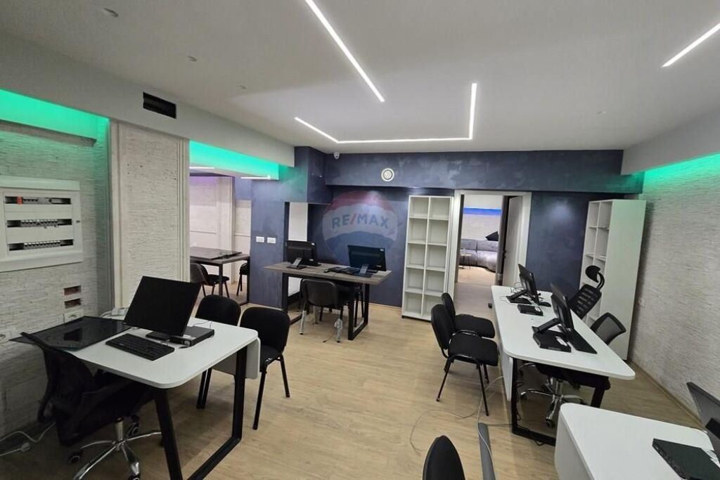 Shop for sale in Qendra Kristal, Tirana, 82 m². Photo 2 of 3
