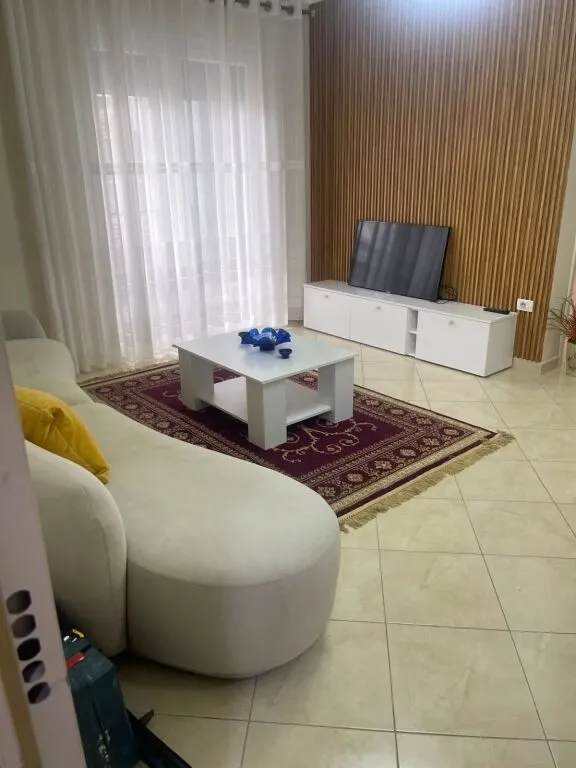 Apartament 1+1 me qera në Rruga Haxhi Hysen Dalliu, Tiranë, 70 m². Foto 1 nga 3