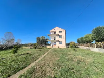 Villa for sale in Sektori Rinia, Durrës, 1,400 m². Photo 3 of 4