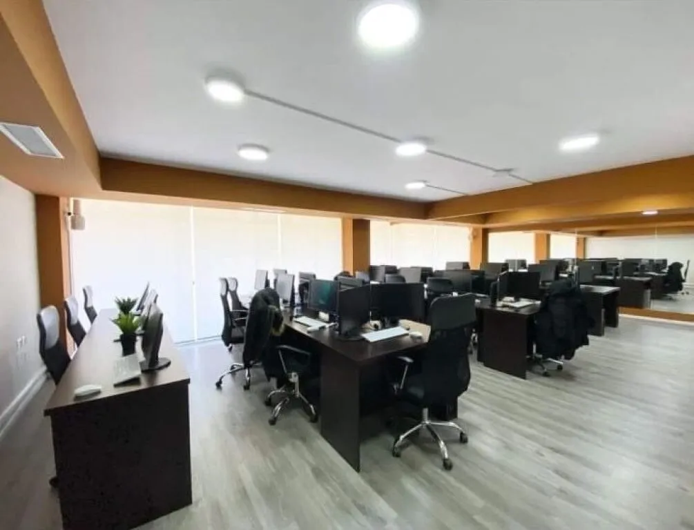 Zyrë me qera në Sheshi Willson, Tiranë, 200 m². Foto 1 nga 8