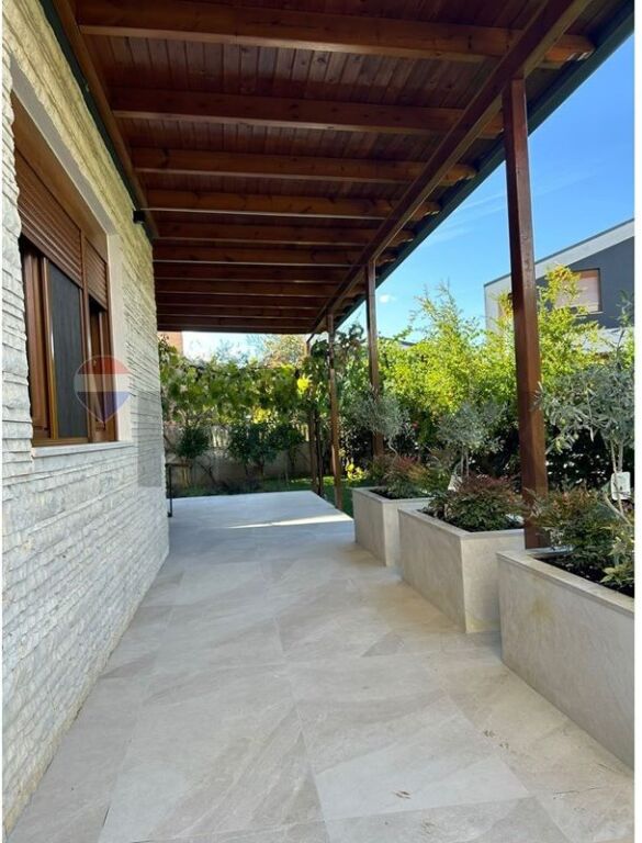 Villa for rent in TEG, Tirana, 400 m². Photo 1 of 3