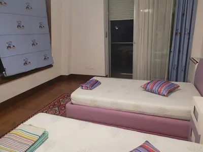 Apartament 4+1 me qera në Rruga Janos Hunyadi, Tiranë, 150 m². Foto 8 nga 12