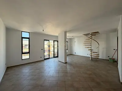 Dupleks në shitje në Komuna e Parisit, Tiranë, 115 m². Foto 1 nga 8