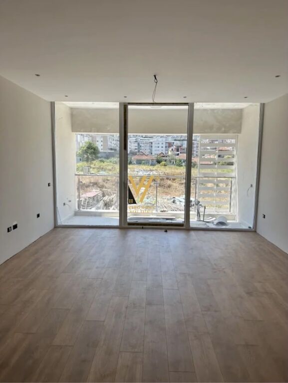 Ambient biznesi me qera në Komuna e Parisit, Tiranë, 117 m²