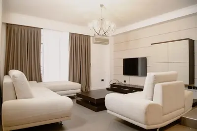 Apartament 2+1 me qera në Blloku, Tiranë, 110 m². Foto 1 nga 7