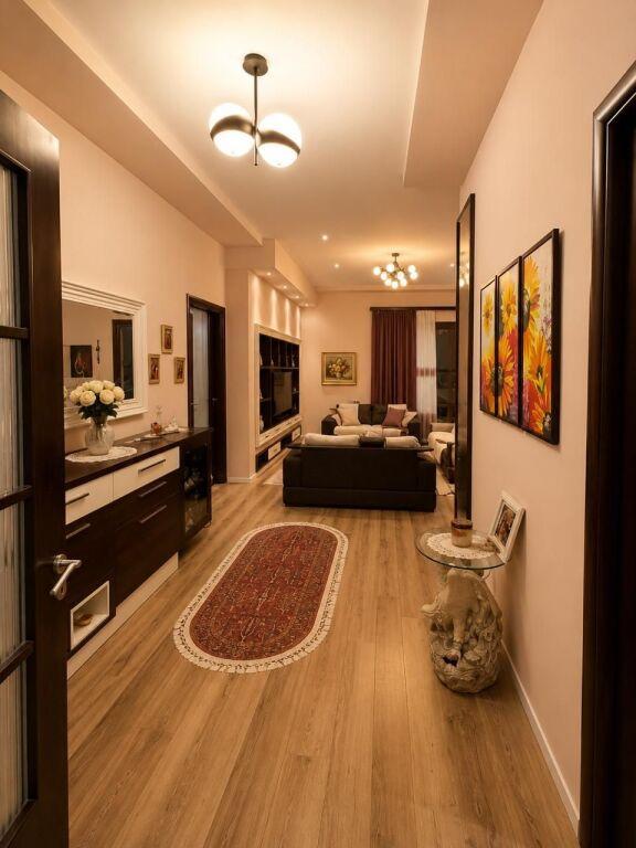 Attico 2+1 in vendita a Rruga Mihal Bego, Fier, 220 m²