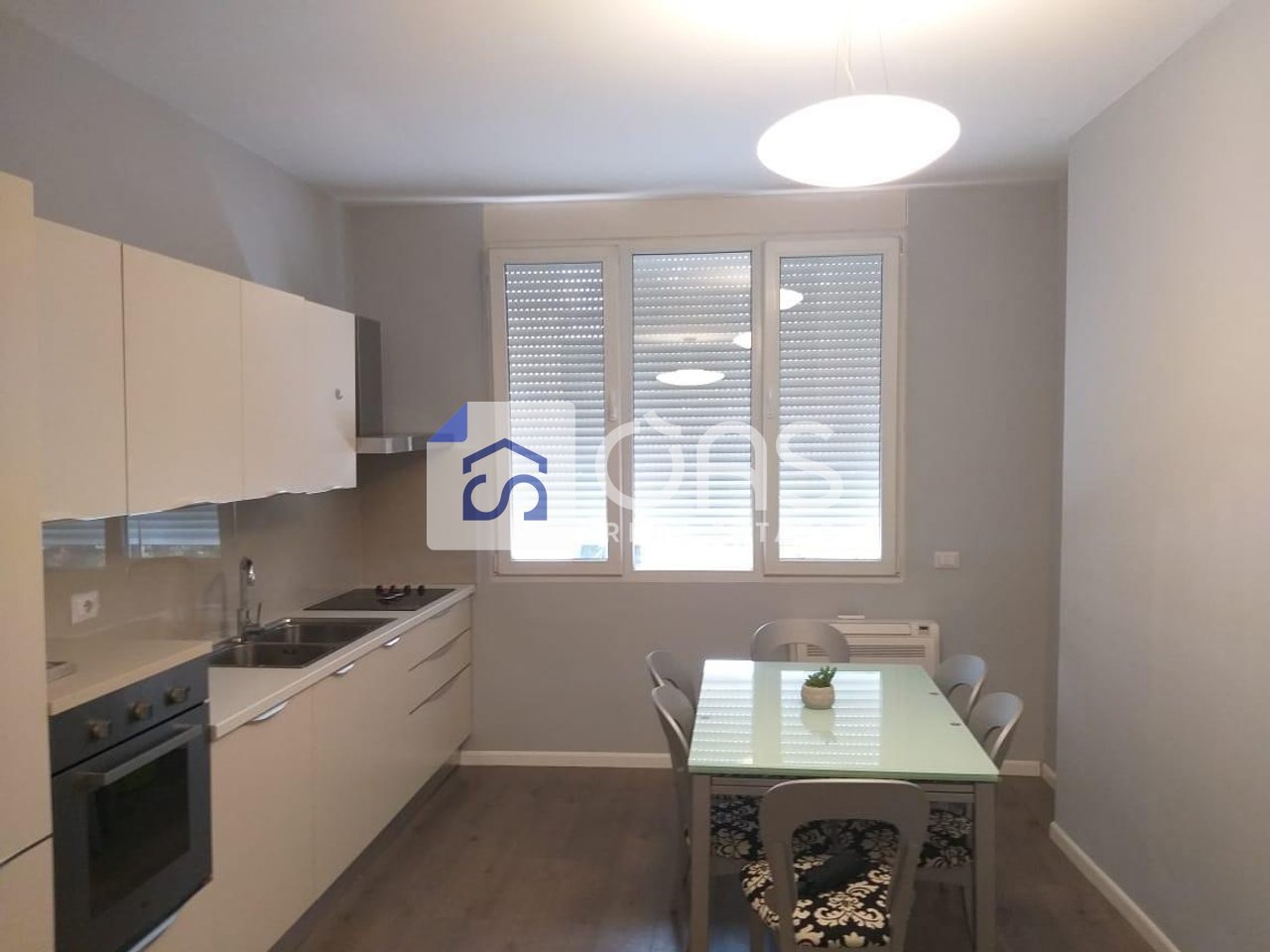 Zyrë 1+1 me qera në Blloku, Tiranë, 79 m². Foto 1 nga 7