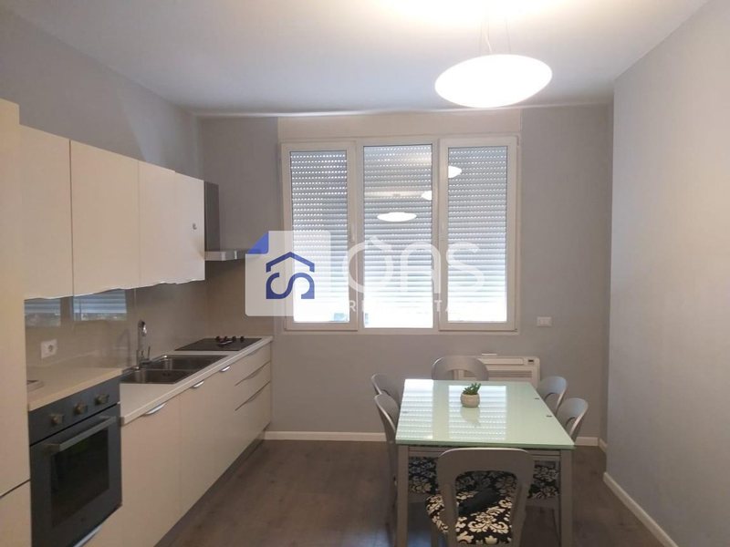 Ufficio 1+1 in affitto a bllok, Tirana, 79 m²