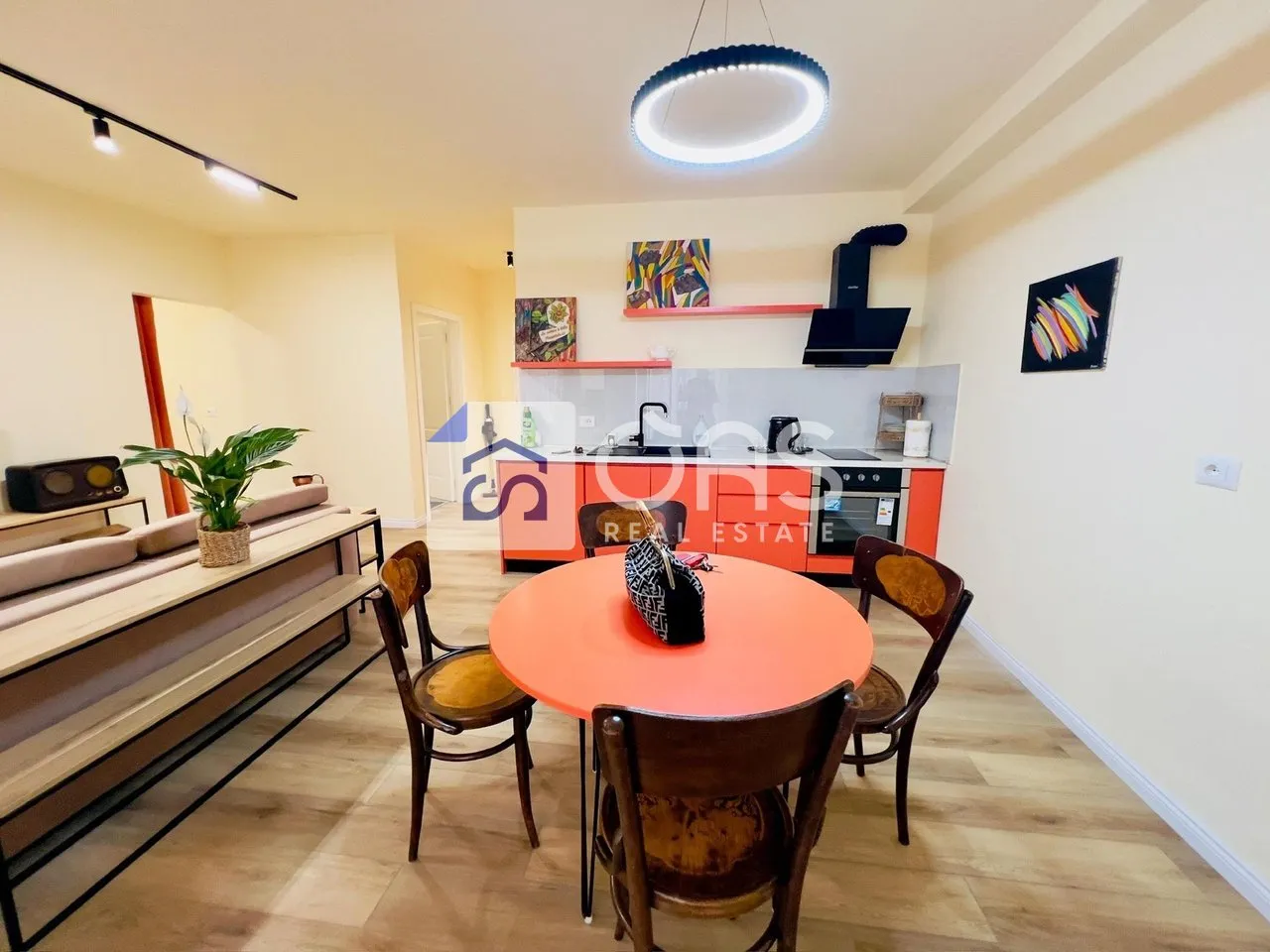 Apartament 2+1 me qera në Pazari i Ri, Tiranë, 100 m². Foto 1 nga 8