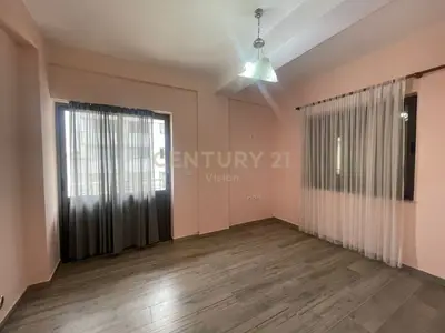 Apartament 3+1 me qera në Sheshi Demokracia, Shkodër, 120 m². Foto 5 nga 8
