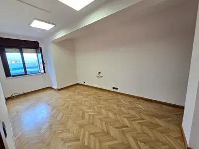 Ufficio in affitto a Sheshi Skënderbej, Tirana, 96 m². Foto 2 di 7