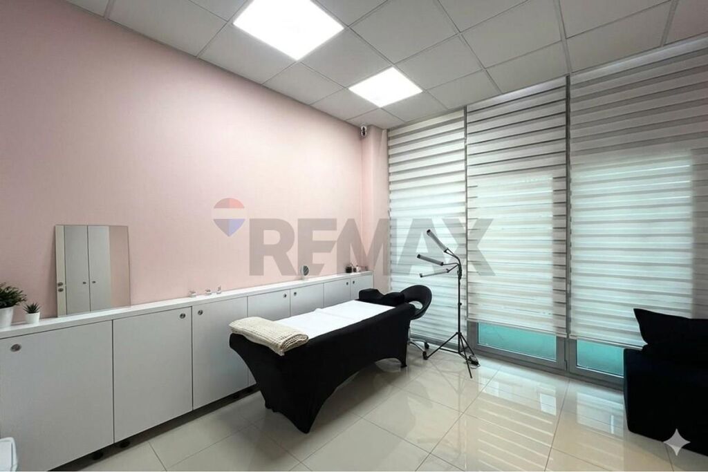 Shop for rent in Kristal Center, Tirana, 45 m². Photo 2 of 3
