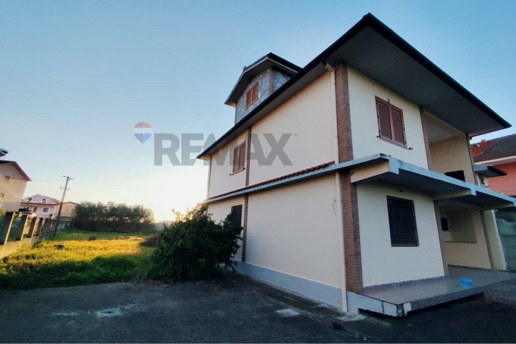 Villa in vendita a Vorë, 1.300 m²