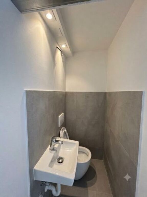 Locale commerciale in affitto a Myslym Shyri, Tirana, 20 m². Foto 3 di 3