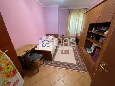 Apartament 2+1 me qera në Perball Stadiumit Air Albania. Cmimi: 1000€, Tiranë, 99 m². Foto 7 nga 10