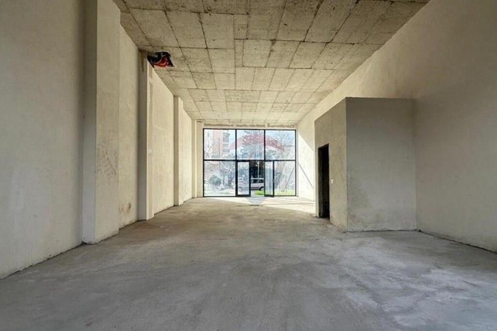 Negozio in vendita a Porcelan, Tirana, 117 m². Foto 2 di 3