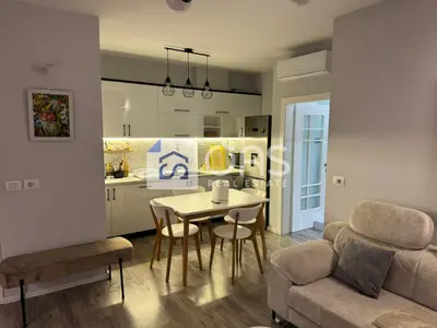 Apartament 2+1 me qera në Bulevardi Zogu I, Tiranë, 80 m². Foto 2 nga 12