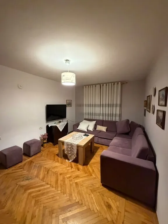 Appartamento 1+1 in affitto a Kombinat, Tirana, 60 m². Foto 1 di 6