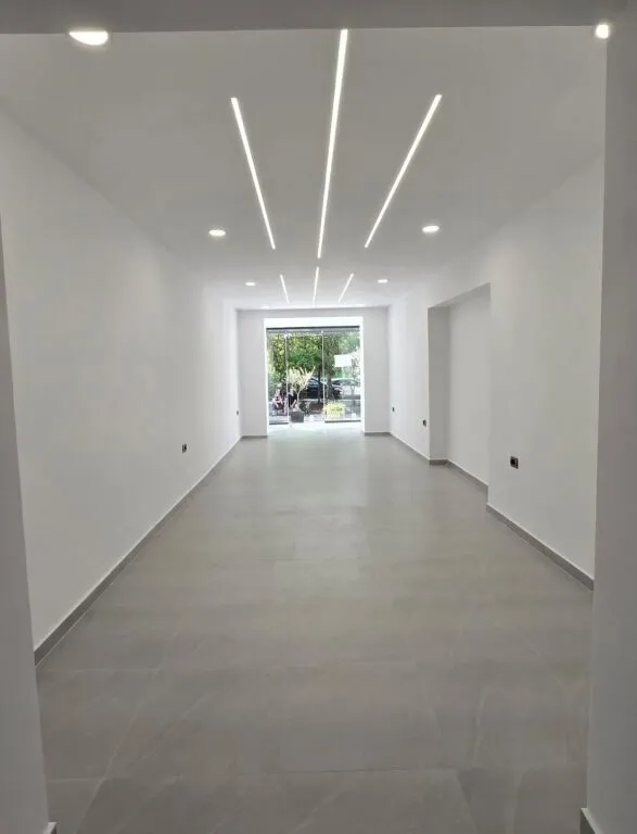 Shop for sale in Bulevardi Zhan D’Ark, Tirana, 52 m². Photo 1 of 4
