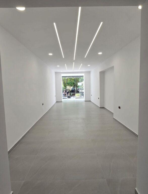 Shop for sale in Bulevardi Zhan D’Ark, Tirana, 52 m²