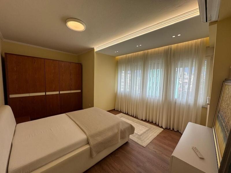 Penthouse me qera në Blloku, Tiranë, 170 m². Foto 3 nga 12