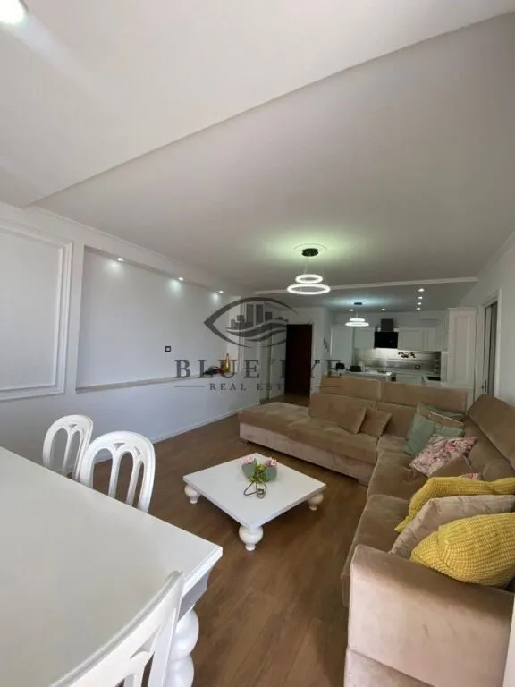 Apartament 3+1 në shitje në Qendra e Formimit Profesional ish URT, Durrës, 94 m². Foto 1 nga 12