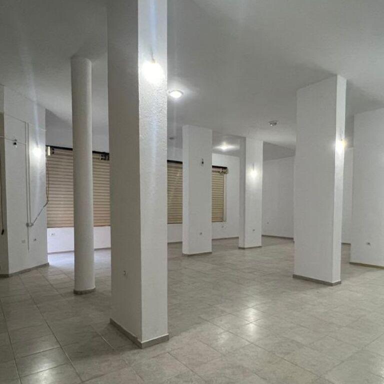 Locale commerciale in affitto a Xhamlliku, Tirana, 160 m²