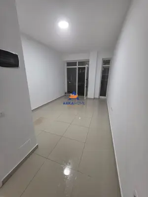 Negozio in affitto a Vasil Shanto, Tirana, 25 m². Foto 2 di 3