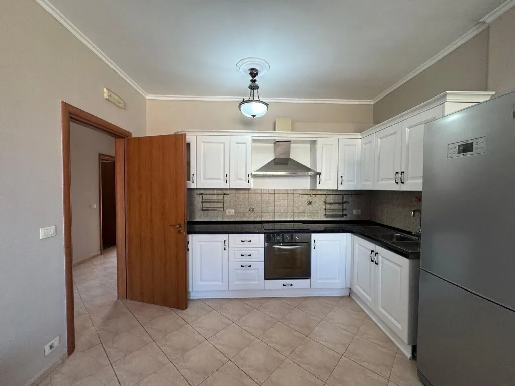 Apartament 2+1 me qera në Pallati i Sportit, Durrës, 95 m². Foto 1 nga 6