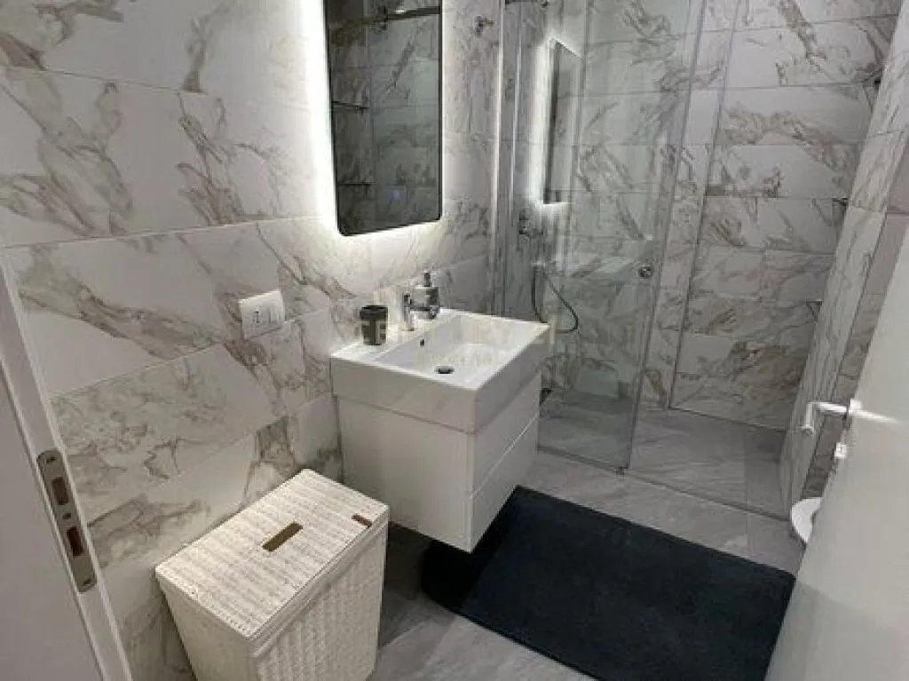 Apartament 2+1 me qera në Petro Nini Luarasi, Tiranë, 120 m². Foto 1 nga 11