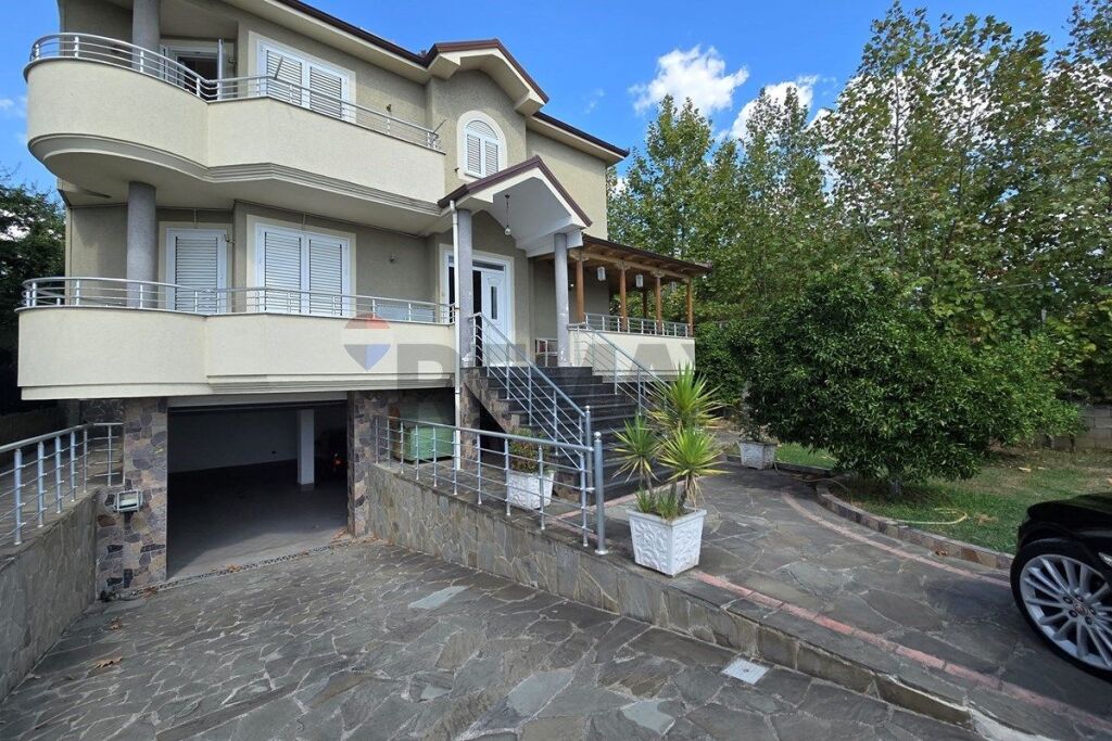 Villa for rent in Paskuqan, Kamëz, 400 m². Photo 1 of 3