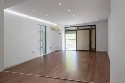 Ufficio in affitto a Gjykata e Rrethit, Tirana, 100 m². Foto 2 di 5