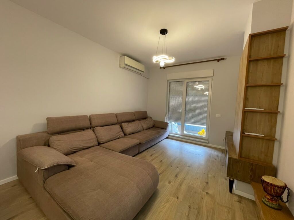 Apartment 2+1 for rent in Rruga e Kavajës, Tirana, 100 m². Photo 1 of 3