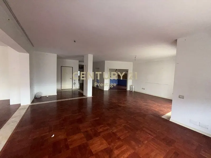 Zyrë me qera në Rruga Faik Konica, Tiranë, 450 m²