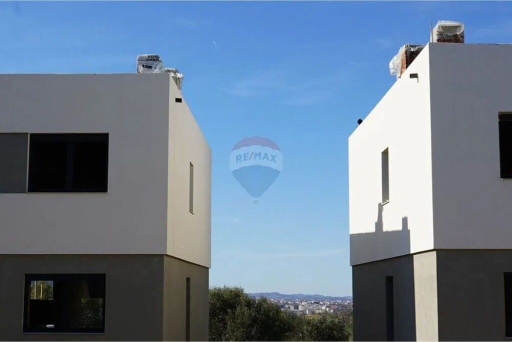 Villa for sale in Lundër, Tirana, 282 m²