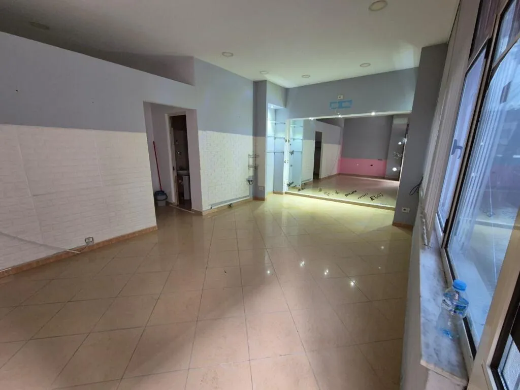 Dyqan në shitje në Rruga Kongresi i Manastirit, Tiranë, 38 m². Foto 1 nga 6