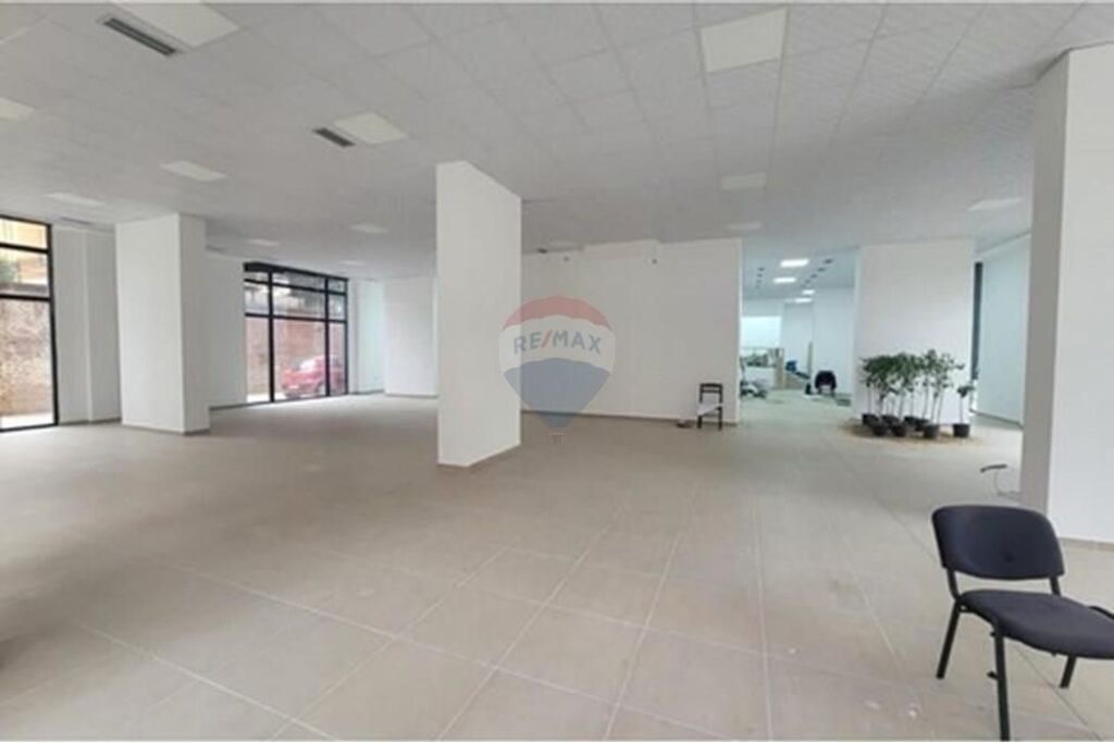 Shop for sale in Rruga e Barrikadave, Tirana, 418 m². Photo 2 of 3