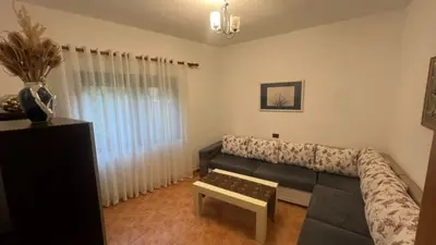 Shtëpi private 2+1 me qera në Vilat Gjermane, Tiranë, 100 m². Foto 1 nga 6