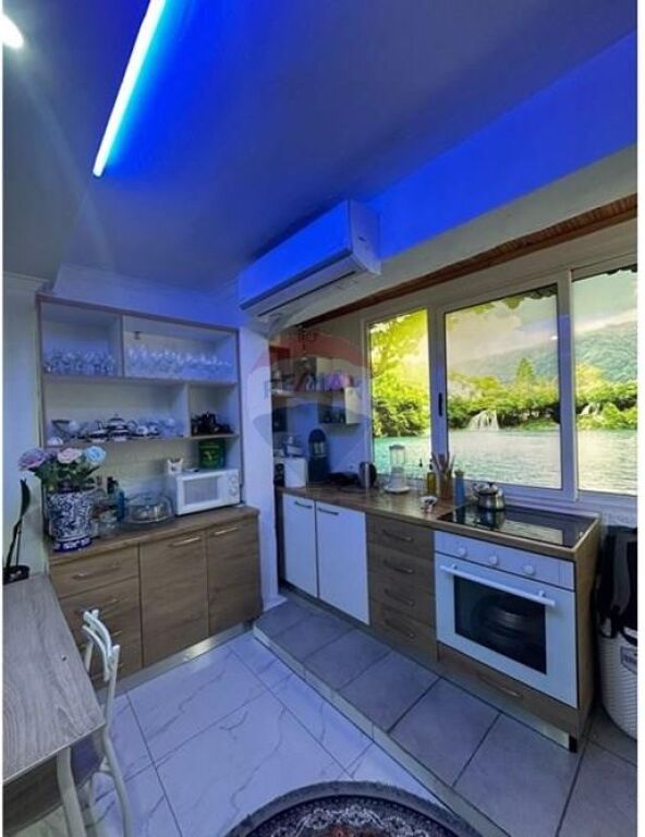 Apartment for sale in 21 Dhjetori, Tirana, 60 m². Photo 2 of 3