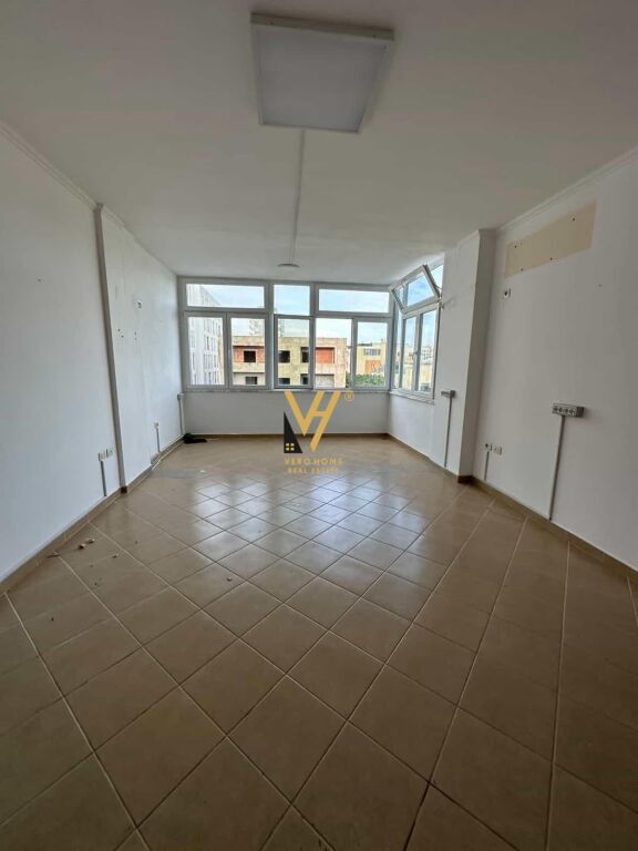 Appartamento 2+1 in vendita a Shkëmbi i Kavajës, Durazzo, 110 m². Foto 1 di 3