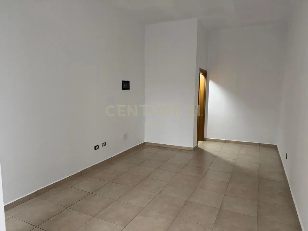 Ambient biznesi me qera në Sheshi Demokracia, Shkodër, 30 m². Foto 1 nga 2