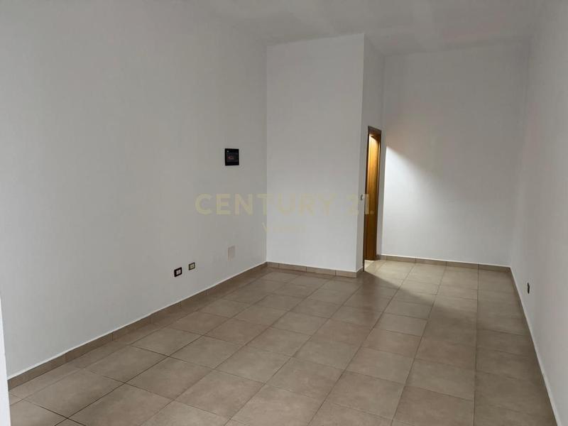 Ambient biznesi me qera në Sheshi Demokracia, Shkodër, 30 m²