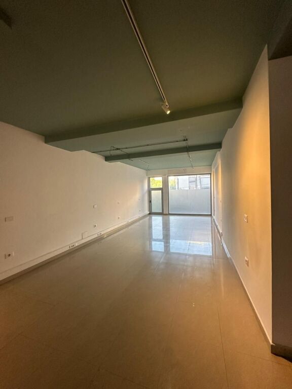 Ambient biznesi me qera në Pazari i Ri, Tiranë, 70 m². Foto 1 nga 3