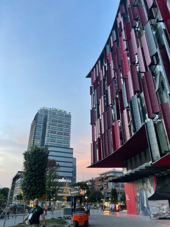 Parking me qera në RTSH (Radio Televizioni Shqiptar), Tiranë, 403 m². Foto 1 nga 3