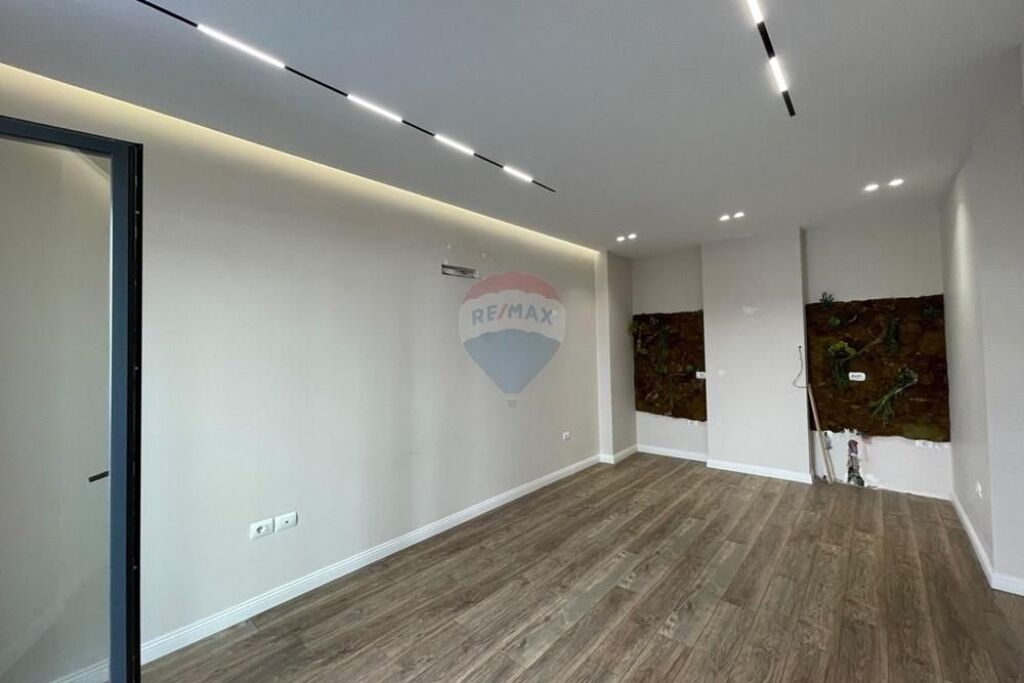 Office for rent in Rruga Xhanfize Keko, Tirana, 75 m². Photo 1 of 3