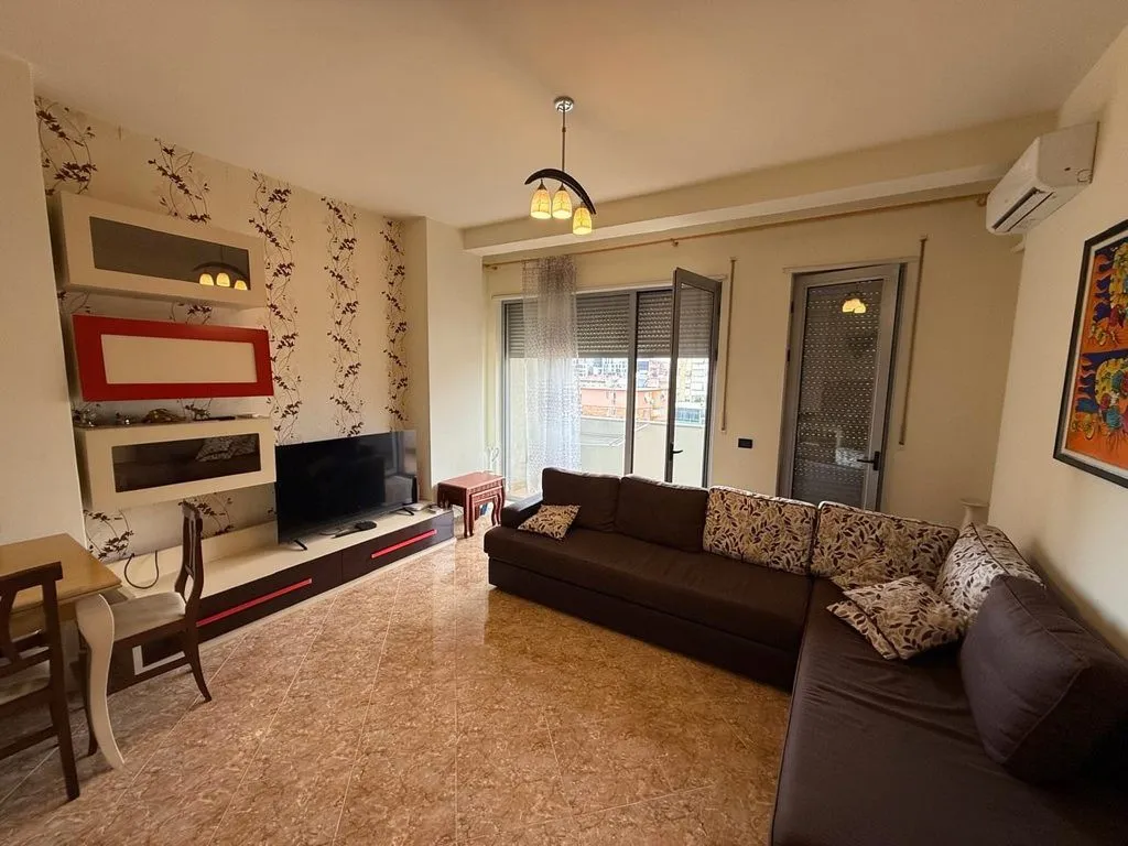 Apartament 1+1 me qera në Sheshi Avni Rustemi, Tiranë, 70 m². Foto 1 nga 4