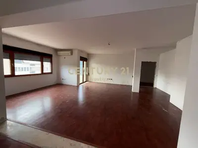 Office for rent in Rruga e Elbasanit, Tirana, 450 m². Photo 2 of 3