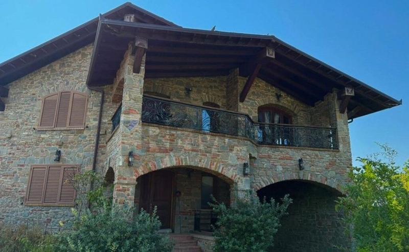 Vilë në shitje në Pezë-Helmës, Tiranë, 375 m²