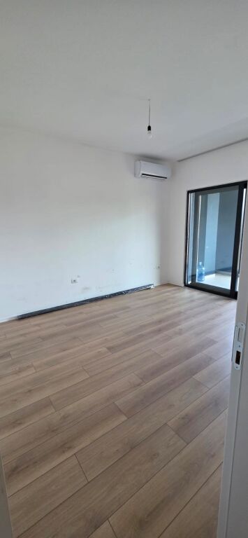Ufficio in affitto a Rruga e Barrikadave, Tirana, 90 m². Foto 2 di 3
